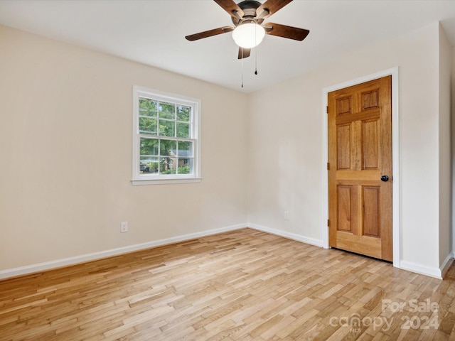 unfurnished room featuring light hardwood / wood-style flooring and ceiling fan