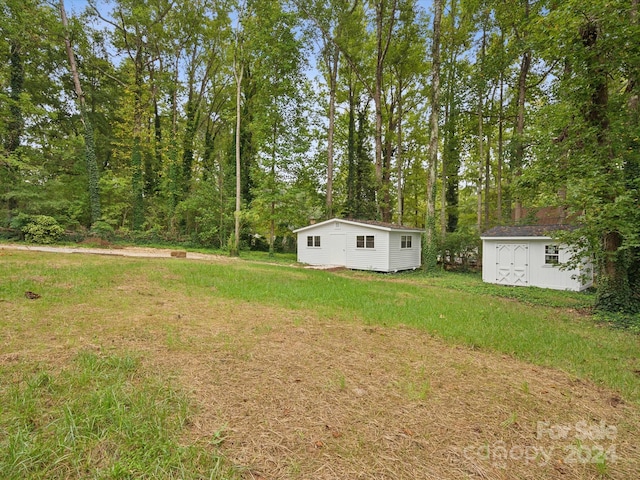 view of yard with a storage shed