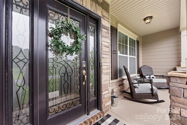 entrance to property featuring covered porch