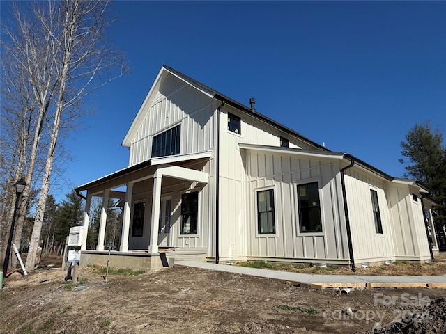 view of front of property featuring covered porch