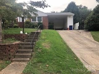 view of front of property featuring a front lawn