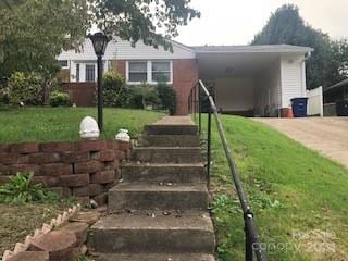 view of front of property with a front lawn