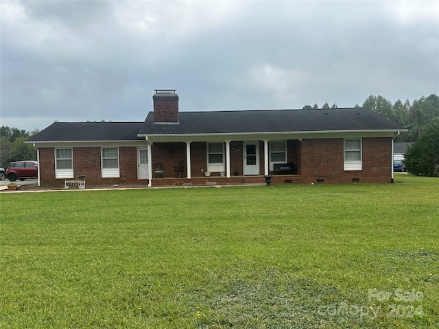 back of house featuring a lawn