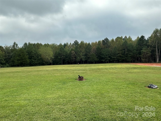 view of property's community featuring a yard