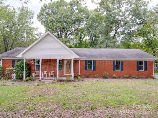 single story home with a front lawn