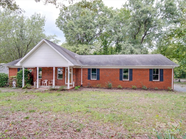 single story home featuring a front lawn