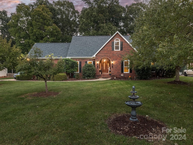 view of front facade featuring a lawn