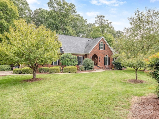 view of front of house featuring a front lawn