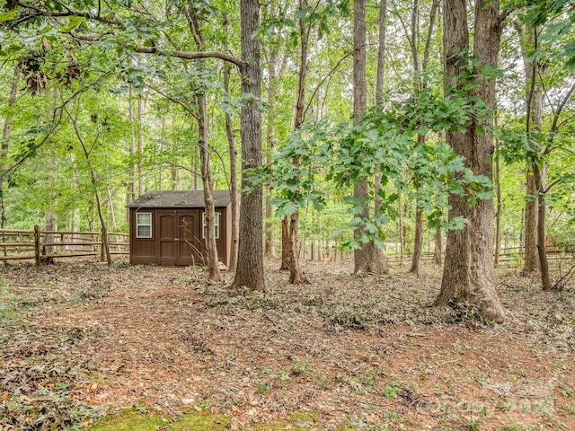 view of yard featuring a storage shed