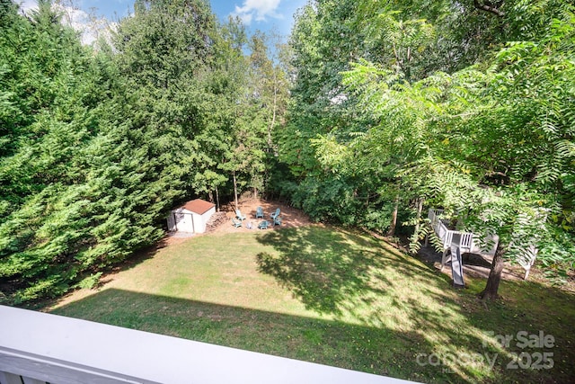 view of yard featuring a storage unit