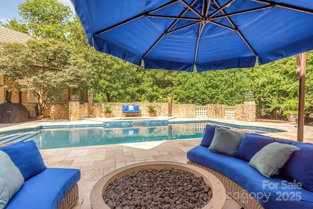 view of pool with an in ground hot tub, a fireplace, and a patio area