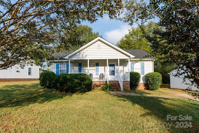 view of front facade featuring a porch and a front yard