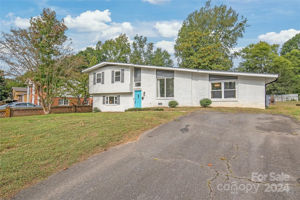 view of front of property featuring a front yard