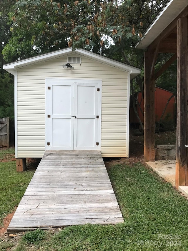 view of outbuilding featuring a lawn