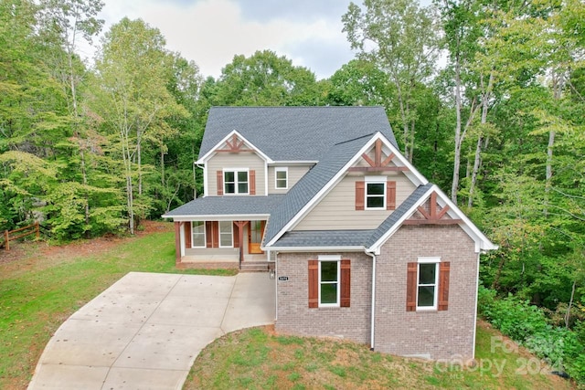 view of front of property with a front yard