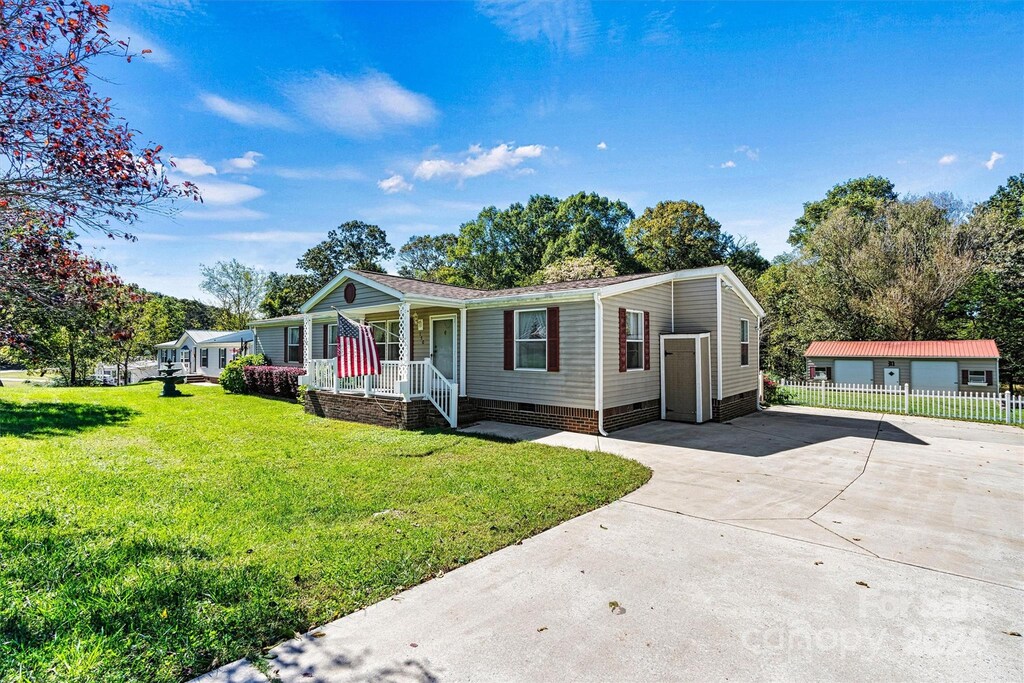 view of front of house featuring a front lawn