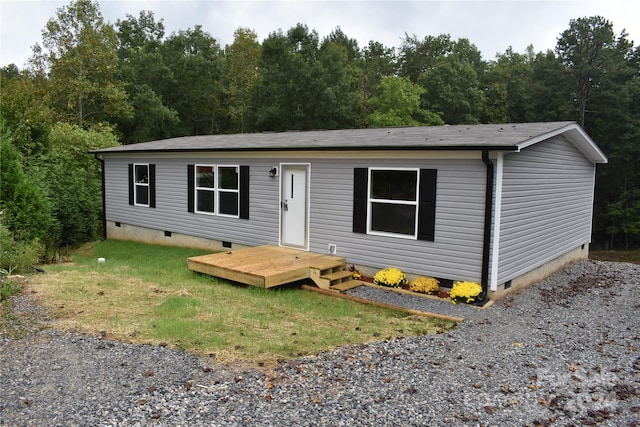 manufactured / mobile home featuring a front lawn