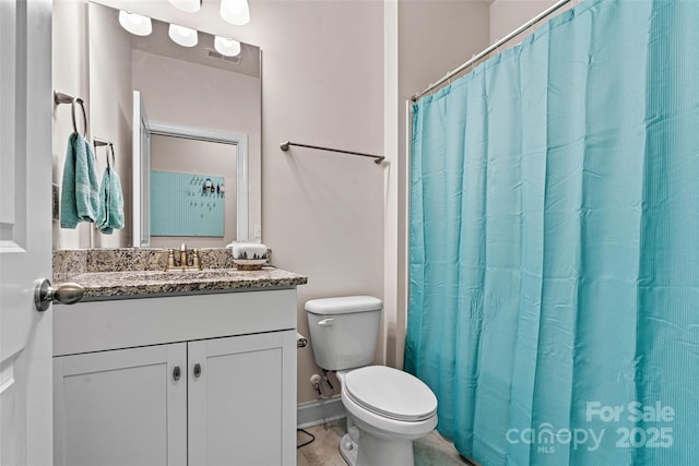 bathroom with a shower with curtain, vanity, and toilet