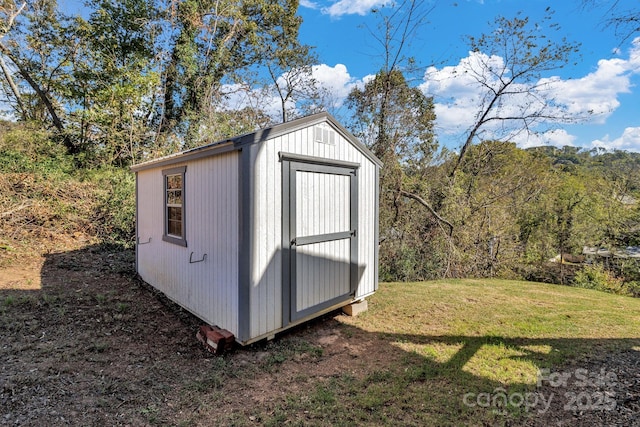 view of outdoor structure featuring a yard