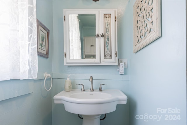 bathroom featuring sink