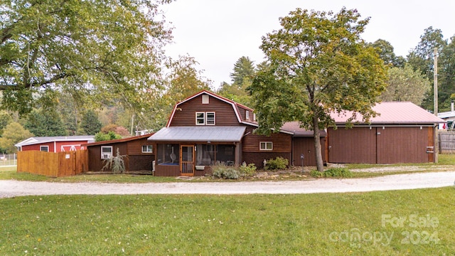 view of front of house featuring a front yard