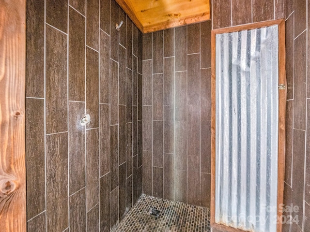 bathroom featuring tiled shower