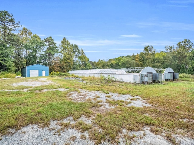 view of yard with an outbuilding