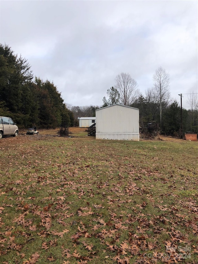 view of yard with an outdoor structure