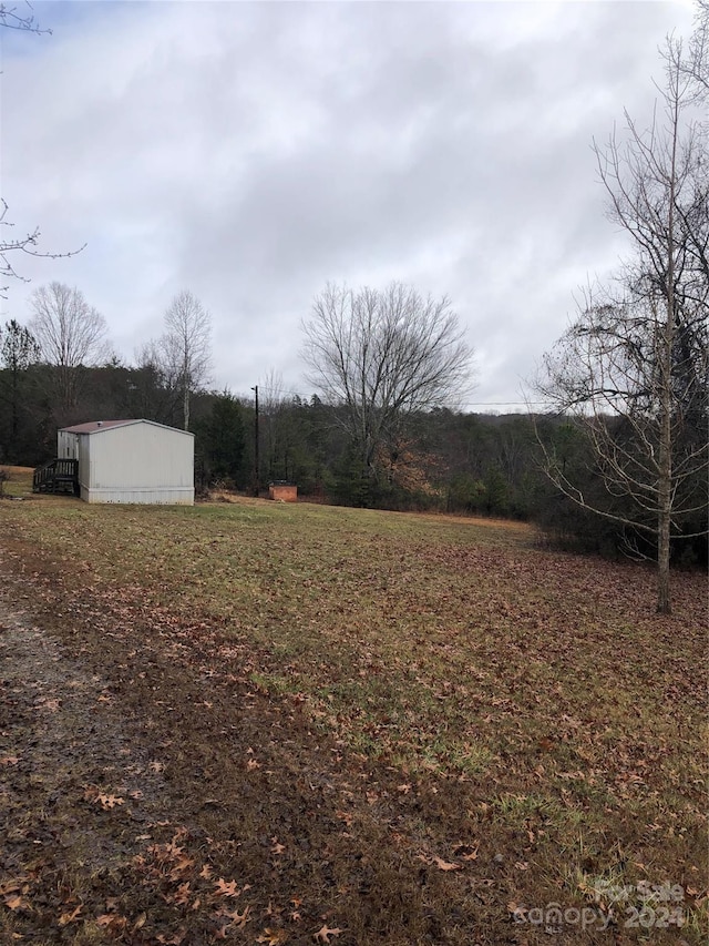 view of yard featuring an outbuilding