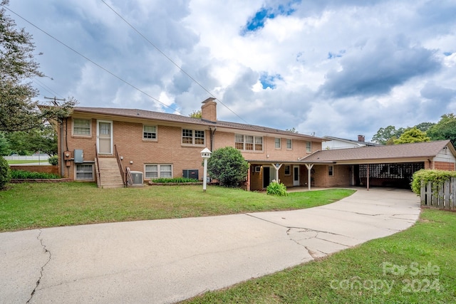 view of front of home featuring a front lawn and a carport