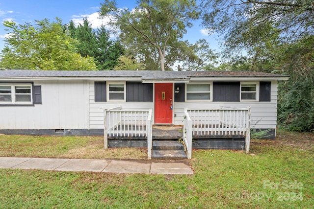 view of front of home with a front lawn