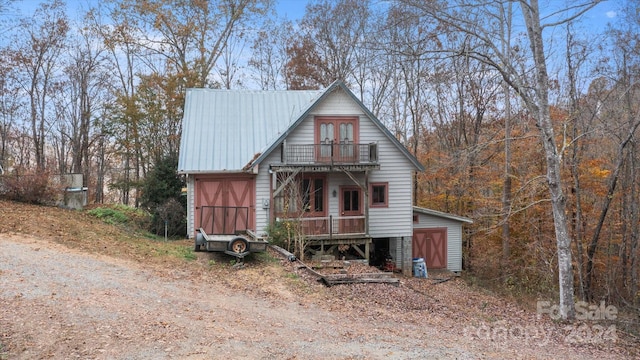 view of front facade featuring covered porch and a balcony