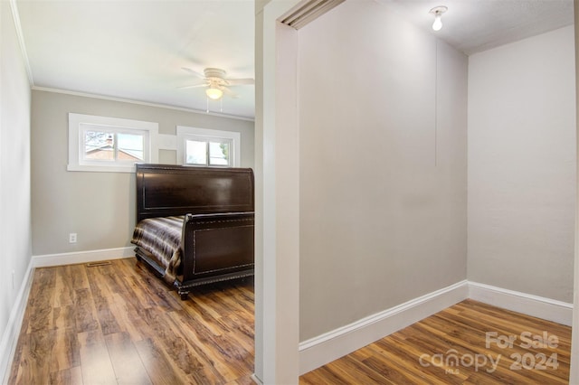 misc room with ceiling fan, crown molding, and hardwood / wood-style floors