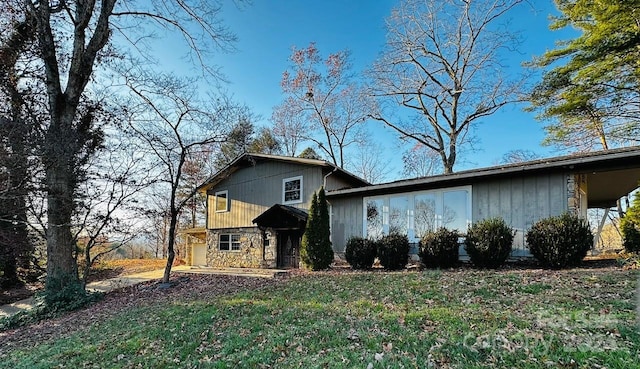 view of front of house featuring a front yard