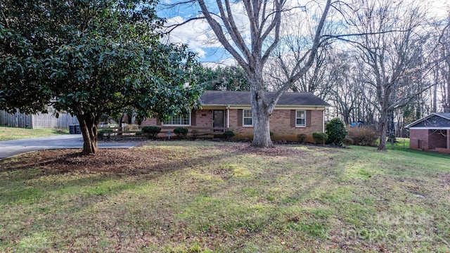 ranch-style house featuring a front yard