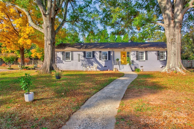 single story home with a front lawn