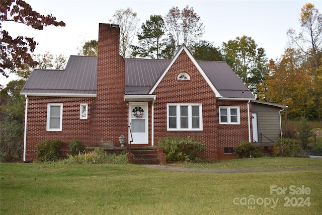 view of front facade featuring a front lawn