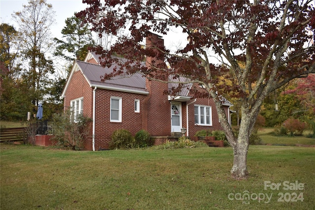 view of front of house featuring a front lawn