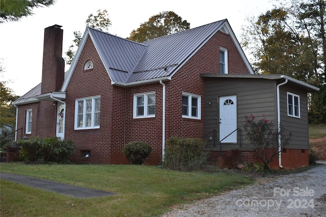 view of front of home featuring a front yard