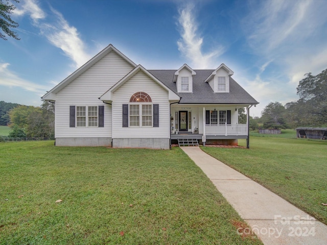 view of front facade featuring a porch and a front yard