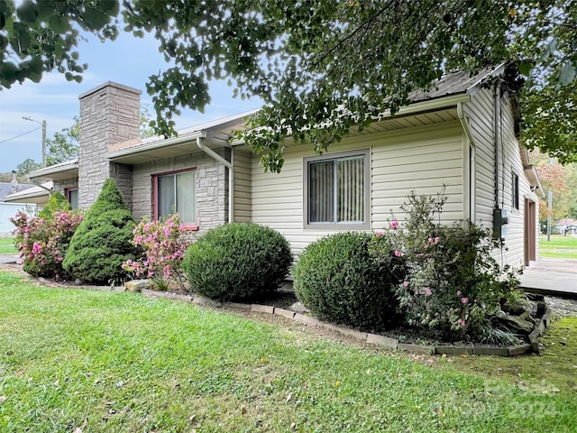 view of side of property featuring a lawn