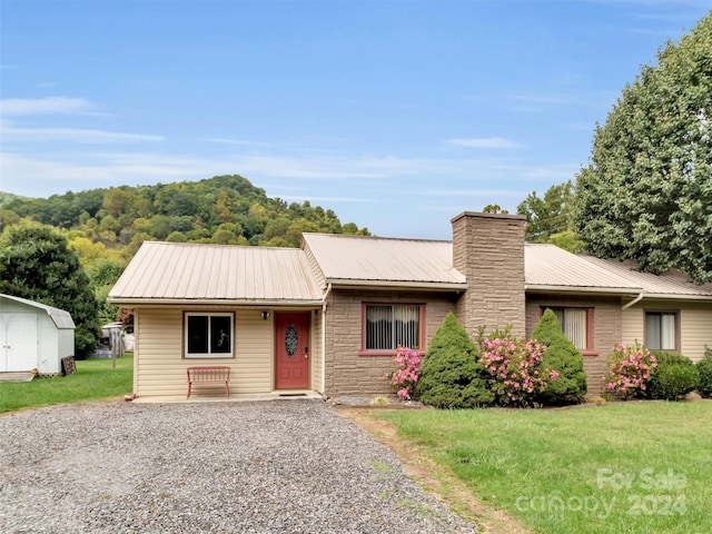 ranch-style home featuring a front lawn