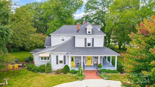 view of front of property featuring a front lawn and covered porch