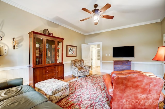 living room featuring crown molding, light hardwood / wood-style floors, and ceiling fan