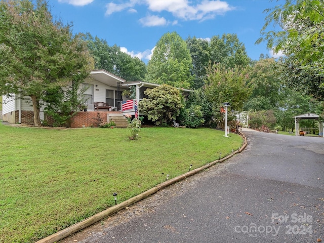 view of front of house featuring a front lawn