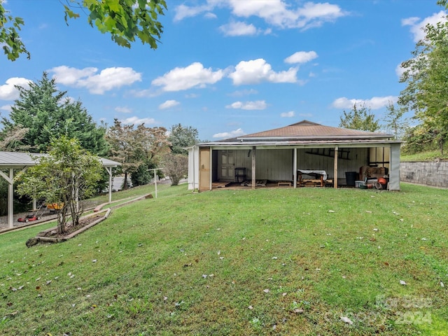 view of yard featuring an outbuilding