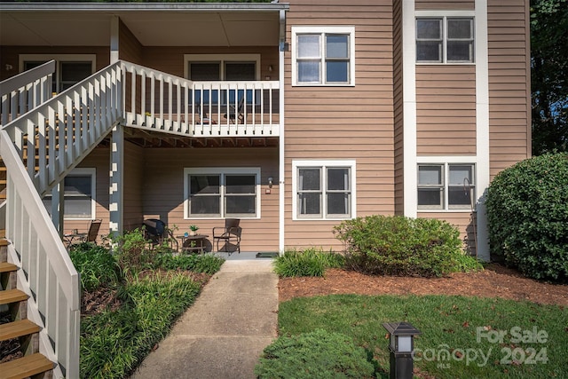 exterior space featuring a balcony