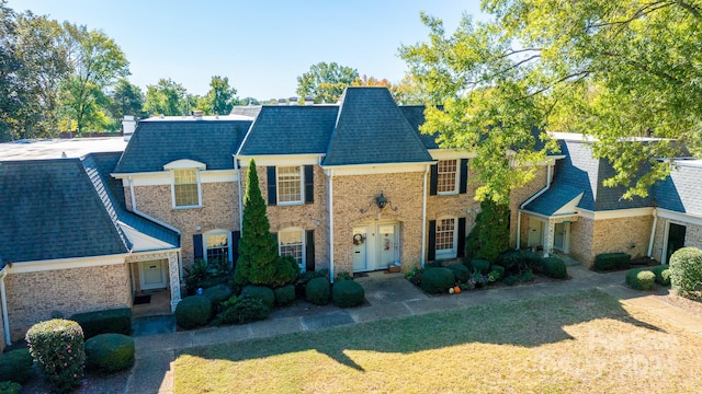 view of front of property featuring a front lawn