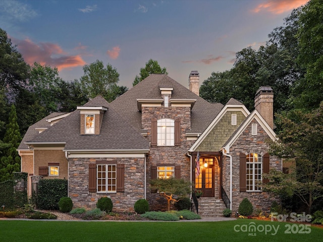 view of front of house featuring a yard