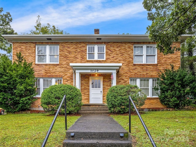 view of front of home featuring a front yard